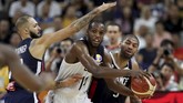 Small forward Amerika Serikat, Khris Middleton, mendapatkan penjagaan ketat dari dua pemain Prancis di perempat final Kejuaraan Dunia Basket FIBA 2019. (AP Photo/Ng Han Guan)