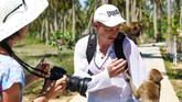 Di Pulau Monyet pengunjung dapat naik gajah atau burung unta, melihat beruang dan harimau yang berkostum tampil di sirkus, dengan harga tiket masuk yang murah. (AFP/Nhac Nguyen)