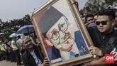 Sejumlah warga berdatangan untuk memberikan penghormatan terakhir kepada B.J. Habibie di Taman Makam Pahlawan Kalibata. Habibie juga dikenal aktif berorganisasi dan menjadi ketua pertama Ikatan Cendikiawan Muslim Indonesia (ICMI). (CNN Indonesia/Bisma Septalisma)