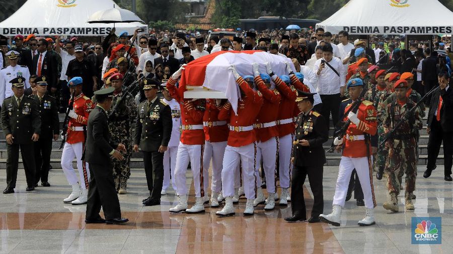 Jenazah Presiden ke-3 RI BJ Habibie telah dimakamkan di Taman Makam Pahlawan Nasional Utama Kalibata, Jakarta Selatan, Kamis (12/9/2019).