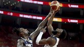 Power forward Prancis, Mathias Lessort, coba menahan tembakan shooting guard Amerika Serikat, Jaylen Brown, pada perempat final Kejuaraan Dunia FIBA 2019 di Dongguan, China, Rabu (11/9). (AP Photo/Ng Han Guan)
