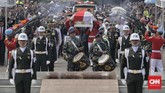 Personel Pasukan Pengamanan Presiden (Paspampres) mengusung peti jenazah BJ Habibie menuju ke liang lahat. Joko Widodo bertindak sebagai inspektur upacara yang memimpin prosesi pemakaman yang dilangsungkan secara militer. (CNN Indonesia/Adhi Wicaksono)