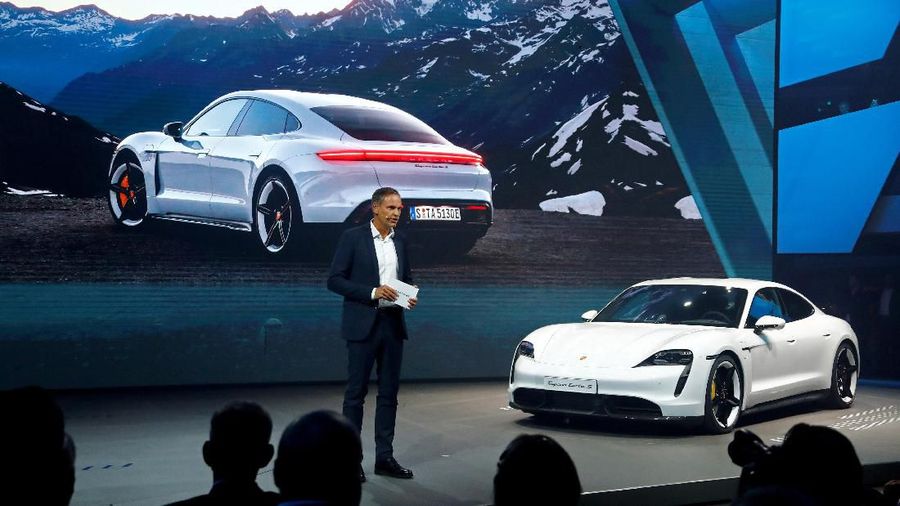 Pameran mobil di Jerman tersebut memperlihatkan berbagai model mobil listrik terbaru dari perusahaan pembuat mobil besar dari seluruh dunia.