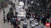 Iring-iringan jenazah BJ Habibie di kawasan Gatot Subroto, Jakarta. Selain di bidang ekonomi, BJ Habibie juga dikenal sebagai Bapak Teknologi Indonesia. Ia punya andil besar dalam kelahiran pesawat N-250 pada 1995 silam. (CNNIndonesia/Safir Makki)