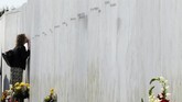 Upacara peringatan tragedi 9/11 juga dilakukan di Monumen Penerbangan 93 di Shanksville, Pennsylvania. Di monumen itu terpampang nama 40 korban pesawat United Airlines yang dibajak teroris dan jatuh. (AP Photo/Gene J. Puskar)