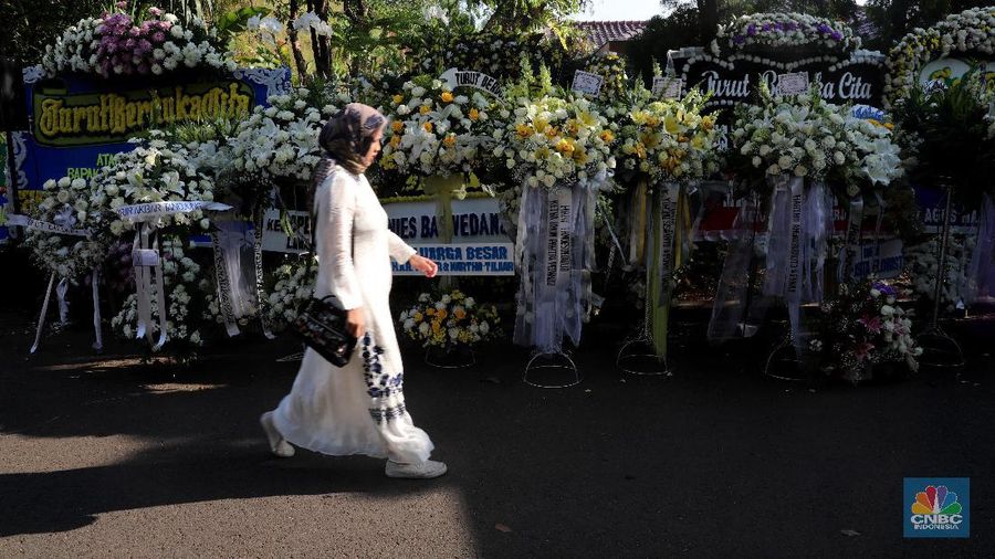 Dari pejabat hingga sejumlah instansi, organisasi atau perusahaan turut menyampaikan karangan bunga duka cita.