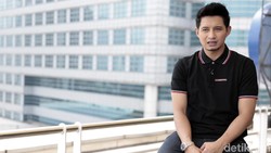 Kebahagiaan Chand Kelvin, Menikah dan Lulus S2 di Waktu yang Sama