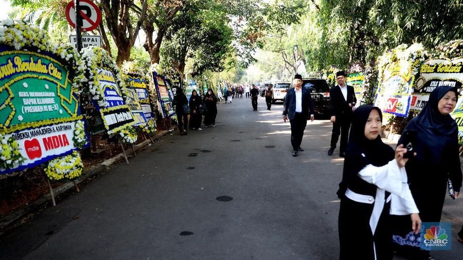 Dari pejabat hingga sejumlah instansi, organisasi atau perusahaan turut menyampaikan karangan bunga duka cita.