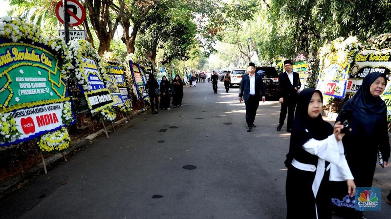 Dari pejabat hingga sejumlah instansi, organisasi atau perusahaan turut menyampaikan karangan bunga duka cita.