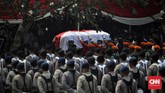 Di upacara pemakaman, Jokowi mengatakan Habibie adalah seorang negarawan sejati, inspirator, dan ilmuwan patut menjadi suri teladan. Indonesia, kata Jokowi, telah kehilangan putra terbaiknya. (CNN Indonesia/Adhi Wicaksono)