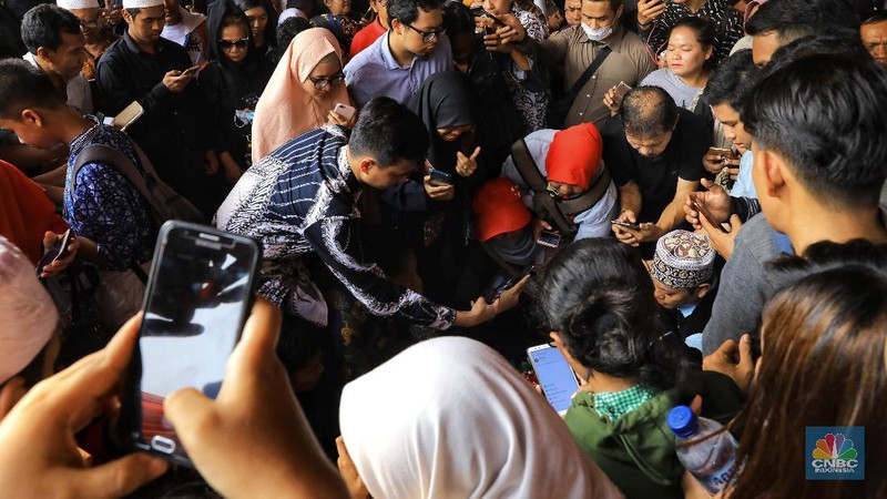 Pemandangan itu ditemui selepas upacara militer pemakaman BJ Habibie selesai.