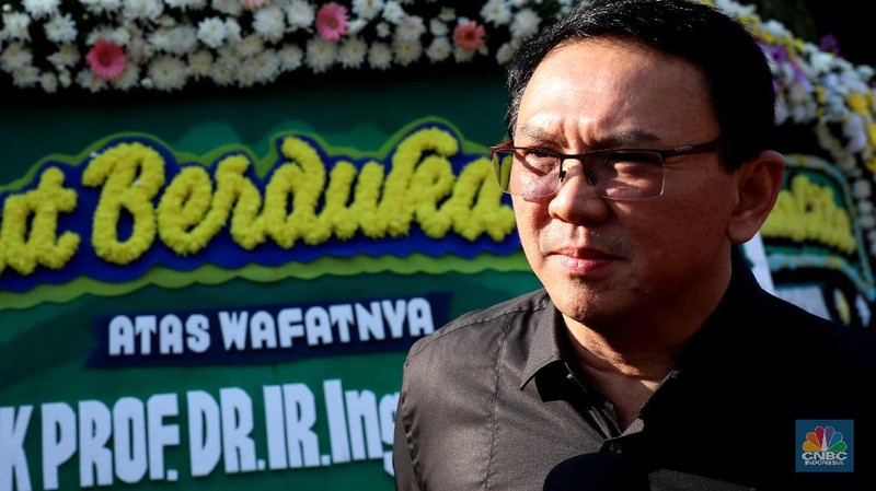 Dari pejabat hingga sejumlah instansi, organisasi atau perusahaan turut menyampaikan karangan bunga duka cita.