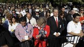 Warga Amerika Serikat memperingati 18 tahun tragedi 9/11 di sejumlah tempat. Di Gedung Kemenhan AS (Pentagon) juga digelar upacara dan mengheningkan cipta. (AP Photo/Evan Vucci)