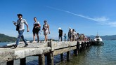Turis sampai di Monkey Island (Pulau Monyer) di Nha Trang, Vietnam. (AFP/Nhac Nguyen)