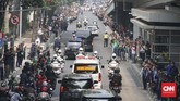Suasana keberangkatan mobil jenazah Alm. BJ. Habibie menuju TMP Kalibata, Jakarta, Kamis(12/9). Habibie sendiri dimakamkan di TMP Kalibata di sebelah makam istrinya, Hasri Ainun. (CNN Indonesia/Daniela Dinda)