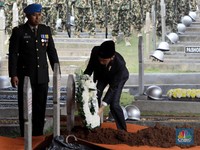 Jokowi Kenang Habibie: Inspirator Lahirnya Industri Strategis