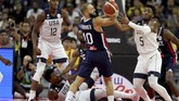 Point guard Amerika Serikat, Donovan Mitchell, memperebutkan bola dengan shooting guard Prancis, Evan Fournier, saat berlangsungnya perempat final Kejuaraan Dunia Basket FIBA 2019. (AP Photo/Ng Han Guan)