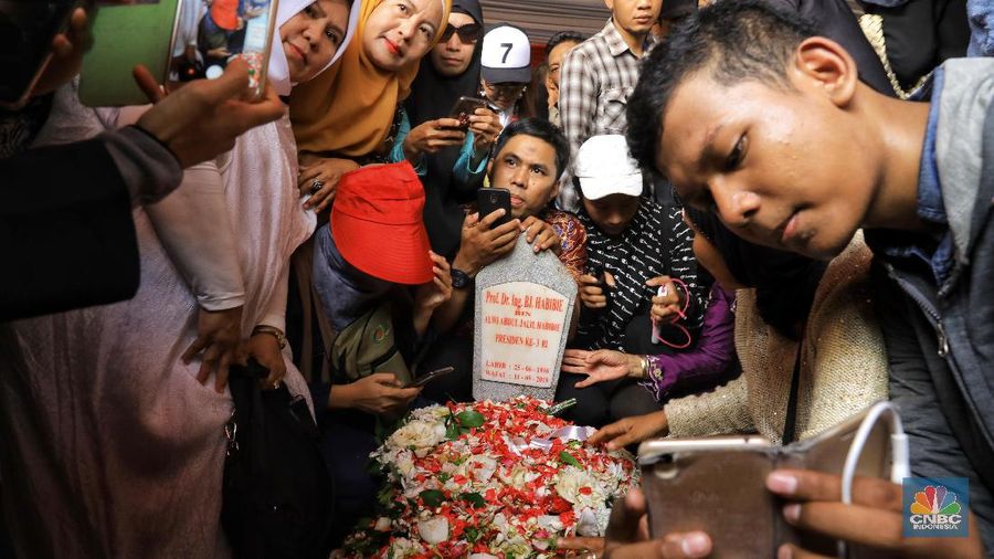 Pemandangan itu ditemui selepas upacara militer pemakaman BJ Habibie selesai.