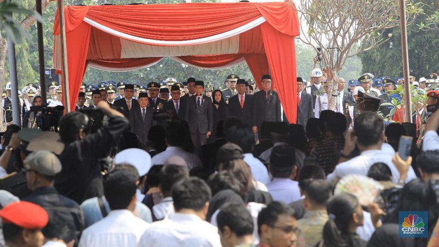 Presiden Joko Widodo (Jokowi) memimpin upacara pemakaman Presiden ke-3 Republik Indonesia BJ Habibie.