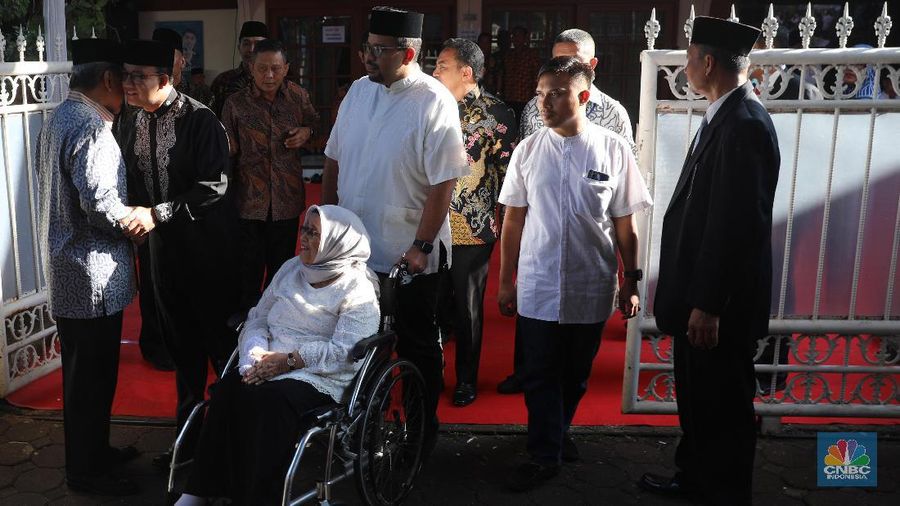 Dari pejabat hingga sejumlah instansi, organisasi atau perusahaan turut menyampaikan karangan bunga duka cita.