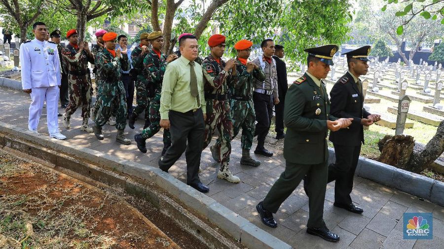 Habibie juga akan dimakamkan persis di sebelah pusara istrinya, Ainun Habibie.