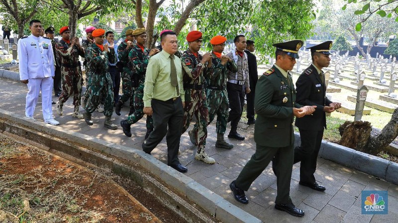 Habibie juga akan dimakamkan persis di sebelah pusara istrinya, Ainun Habibie.