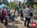 Warga Rela Disengat Matahari demi Mengantar Kepergian Habibie