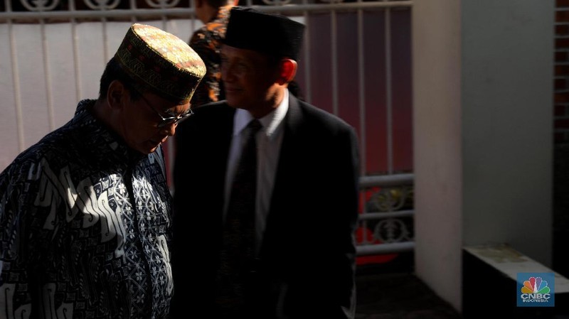 Dari pejabat hingga sejumlah instansi, organisasi atau perusahaan turut menyampaikan karangan bunga duka cita.