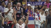 Suporter Prancis bersemangat memberikan dukungan kepada Rudy Gobert dkk saat menghadapi Amerika Serikat di perempat final Kejuaraan Dunia Basket FIBA 2019 yang berakhir dengan 89-79. (AP Photo/Ng Han Guan)