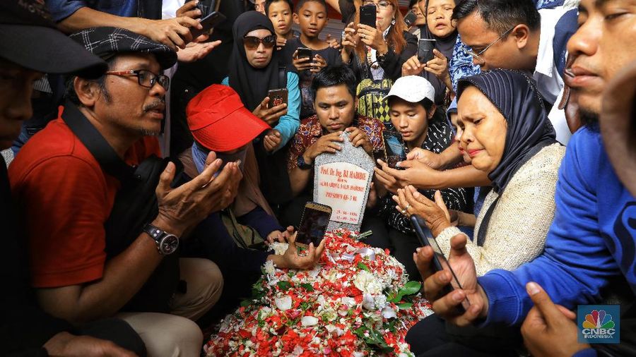Pemandangan itu ditemui selepas upacara militer pemakaman BJ Habibie selesai.