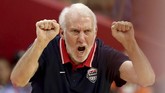 Pelatih Amerika Serikat, Gregg Popovich, memberikan arahan kepada anak asuhnya saat menghadapi Prancis pada perempat final Kejuaraan Dunia Basket FIBA 2019. AS disingkirkan Prancis dengan 79-89. (AP Photo/Ng Han Guan)