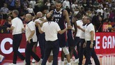Center Prancis, Rudy Gobert, merayakan kemenangan atas Amerika Serikat bersama ofisial tim. Prancis lolos ke semifinal dan akan menghadapi Argentina yang di babak sebelumnya mengalahkan Serbia. (AP Photo/Ng Han Guan)