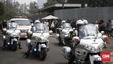 Masyarakat sekitar kawasan Kuningan, Jakarta, pun ikut melepas iringan jenazah Presiden ketiga BJ Habibie. Sepanjang jalan dari rumah duka di Kuningan hingga ke Kalibata dipadati oleh masyarakat. (CNN Indonesia/Andry Novelino)