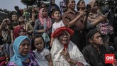 Sejumlah warga berdatangan untuk memberikan penghormatan terakhir kepada B.J. Habibie di TMP Kalibata. (CNN Indonesia/Bisma Septalisma)