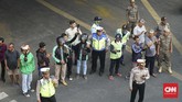 Di pinggir jalan, masyarakat menanti mobil jenazah Habibie lewat. Masyarakat lewat media sosial juga mendoakan Habibie kembali bersatu dengan Ainun di alam baka. Kisah cinta keduanya sempat diabadikan lewat film