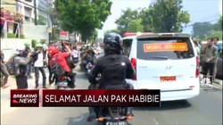 Iring - Iringan Jenazah BJ Habibie Disambut Haru Warga