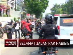 Iring - Iringan Jenazah BJ Habibie Disambut Haru Warga