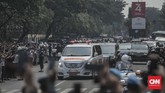 Kedatangan jenazah mantan presiden ke-3 RI, almarhum B.J. Habibie menuju Taman Makam Pahlawan Kalibata. Habibie sendiri meninggalkan dua putra yaitu Ilham Akbar dan Thareq Kemal. (CNN Indonesia/Bisma Septalisma)