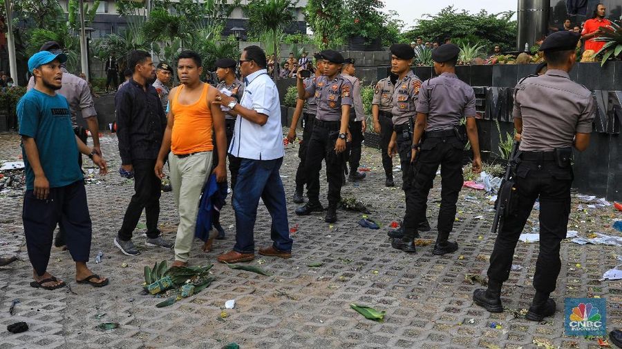 Kericuhan pecah dari aksi demonstrasi di depan gedung KPK, Jumat siang (13/9)