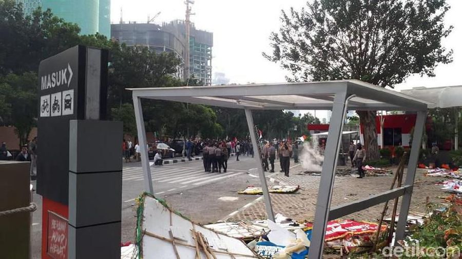 Kericuhan pecah dari aksi demonstrasi di depan gedung KPK, Jumat siang (13/9)