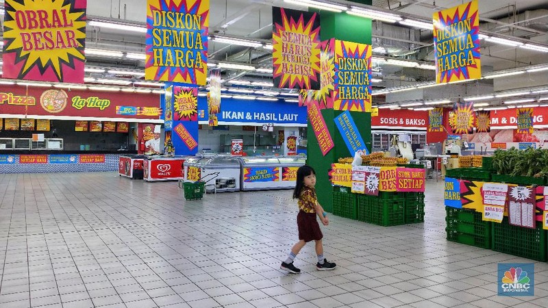 Perubahan gaya belanja dan konsumsi masyarakat diduga menjadi pemicu utama penutupan gerai-gerai Giant.