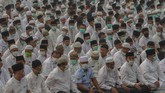 Umat melaksanakan salat minta hujan (istisqa) di tengah kabut asap di halaman Kantor Gubernur Riau, di Pekanbaru, untuk meminta hujan guna mengurangi dampak kemarau panjang dan kabut asap kebakaran hutan dan lahan. (ANTARA FOTO/Rony Muharrman)