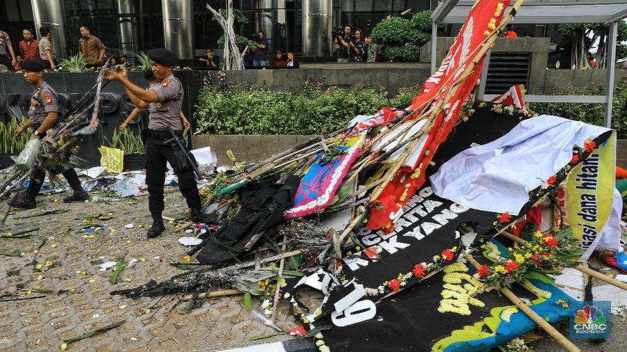 Demonstrasi yang digelar massa yang mengatasnamakan diri Himpunan Aktivis Indonesia di depan gedung KPK, Jakarta, Jumat (13/9/2019), berujung ricuh.