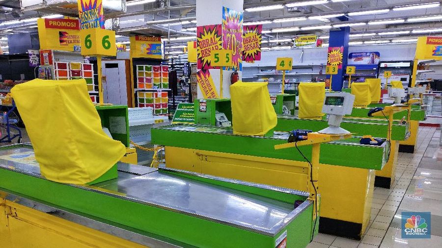 Mesin kasir yang biasa digunakan untuk melayani belanja pembeli ini sampai harus dijual juga Rp 1,8 juta per unit.