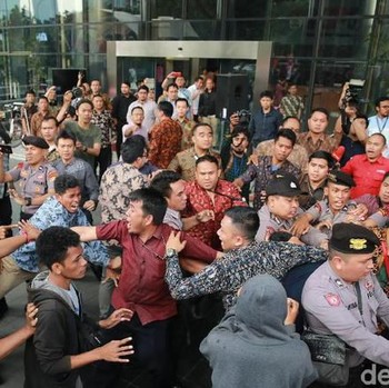 Demo Ricuh di KPK, Massa Paksa Masuk Lobi Gedung