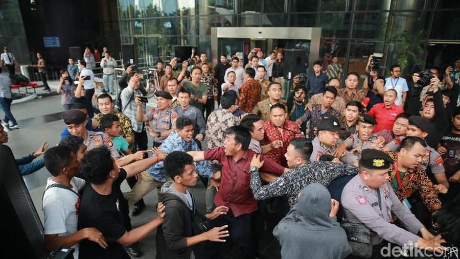 Mereka menyebut revisi UU itu untuk memperkuat KPK. Mereka memberi ucapan selamat atas terpilihnya Firli Bahuri sebagai Ketua KPK yang baru.