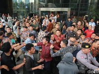 Demo Ricuh di KPK, Massa Paksa Masuk Lobi Gedung
