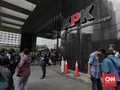 Massa Lepas Kain Hitam yang Tutupi Logo KPK