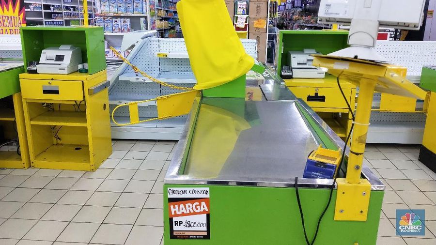 Mesin kasir yang biasa digunakan untuk melayani belanja pembeli ini sampai harus dijual juga Rp 1,8 juta per unit.