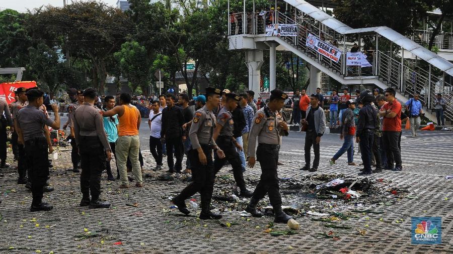Kericuhan pecah dari aksi demonstrasi di depan gedung KPK, Jumat siang (13/9)